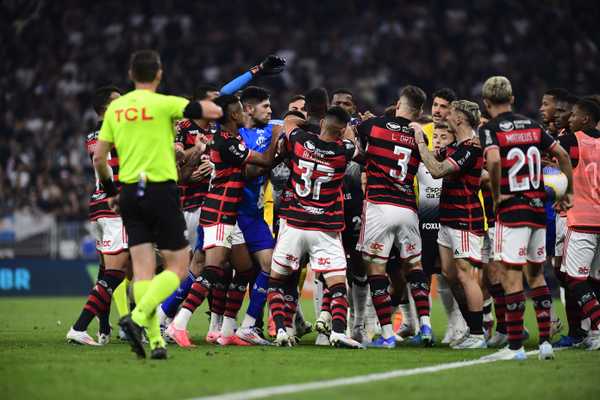 Corinthians, Flamengo, jogadores e gandulas denunciados por confusão em jogo no STJD