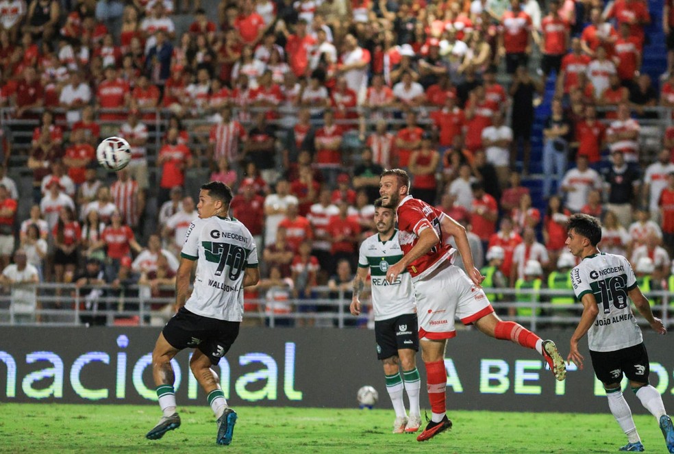Zagueiro do CRB, Fábio Alemão voltou aos gramados e iniciou a partida contra o Coritiba — Foto: Ailton Cruz