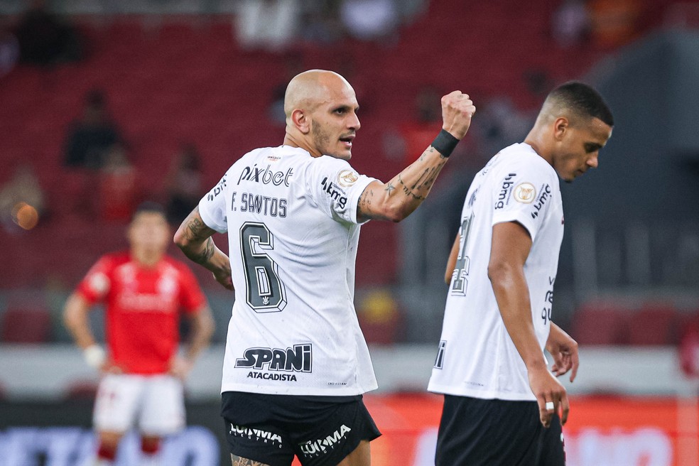 Fábio Santos comemora gol do Corinthians contra o Inter — Foto: Maxi Franzoi/AGIF