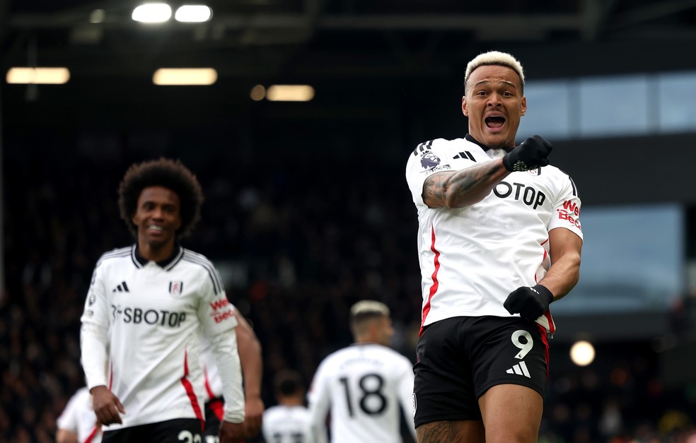 Rodrigo Muniz celebra: brasileiro marcou em vitória do Fulham sobre o Tottenham — Foto: Getty Images