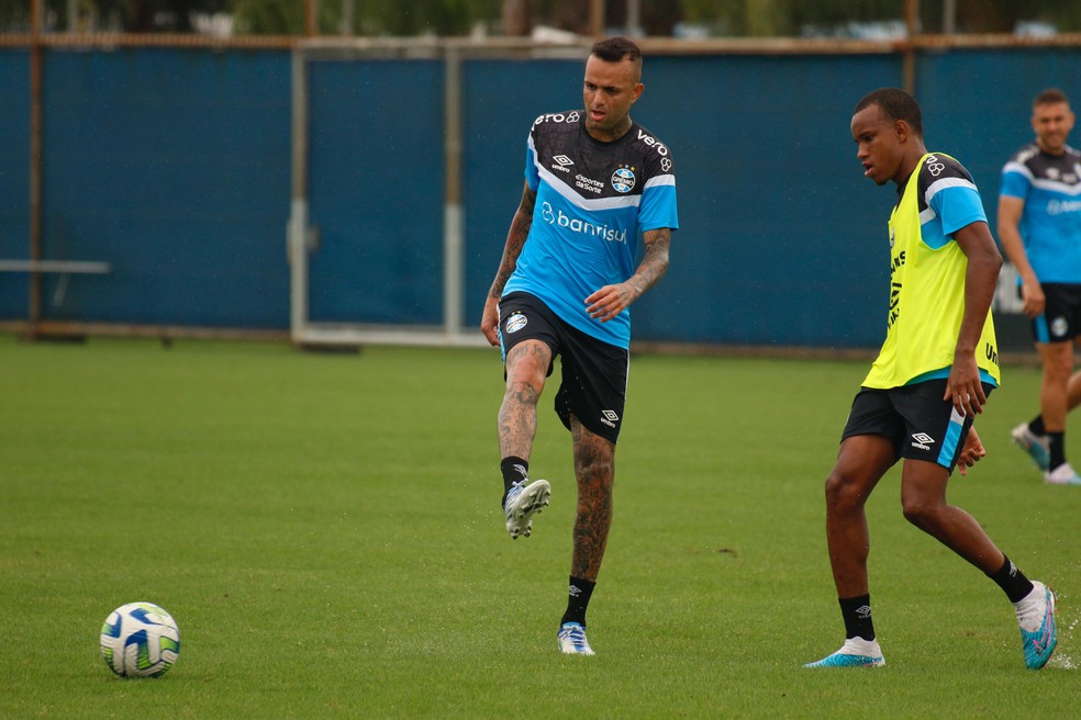 Luan e Josué em treino do Grêmio, no CT Luiz Carvalho — Foto: João Victor Teixeira