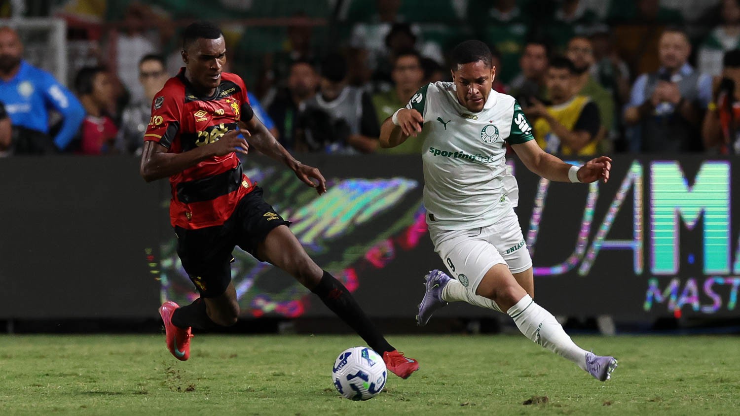 Vitor Roque segue sem marcar e Flaco eleva concorrência por titularidade.