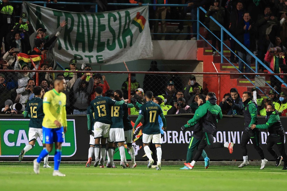 Bolívia comemora gol que garantiu vaga na repescagem da Copa do Mundo — Foto: Buda Mendes/Getty Images