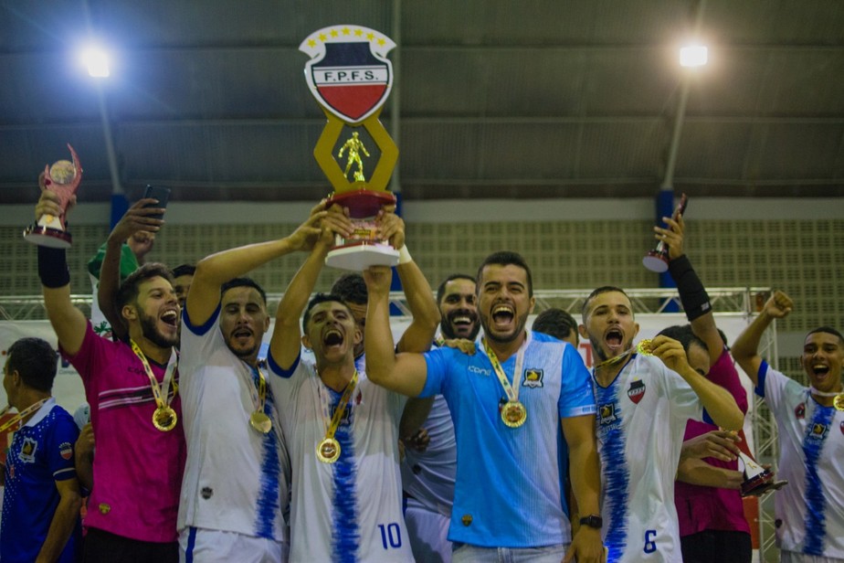 VALEU BOI!: Touro invade partida do Campeonato Paraibano Sub-15 e coloca  jogadores pra correr - Blog do BG