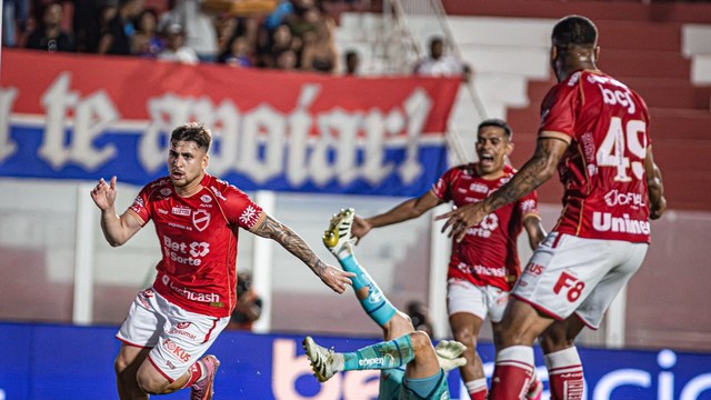 João Vieira comemora o segundo gol do Vila no jogo