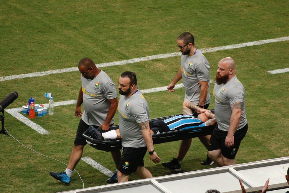 Soteldo deixa o jogo do Grêmio de maca