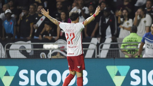 Maurício celebra gol marcado em Vasco x Internacional