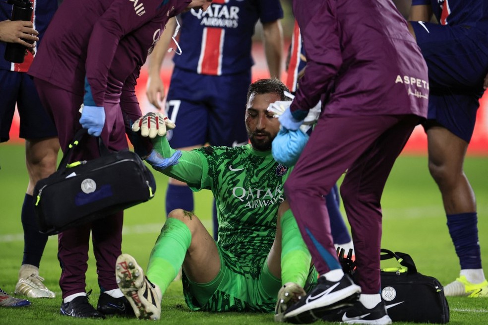 Singo acerta um pisão no rosto de Donnarumma durante o jogo entre Monaco e PSG — Foto: AFP