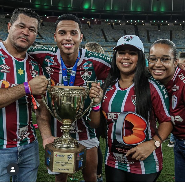 Alexsander e jogadores da base do Fluminense visitam crianças que