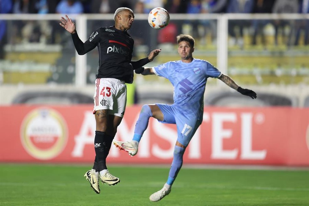 Flamengo no conseguiu ficar com a bola contra o Bolvar  Foto: LUIS GANDARILLAS / EFE