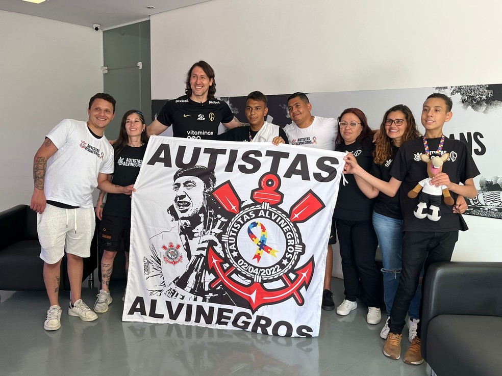 Cássio recebe homenagem dos Autistas Alvinegros — Foto: Laura Fonseca