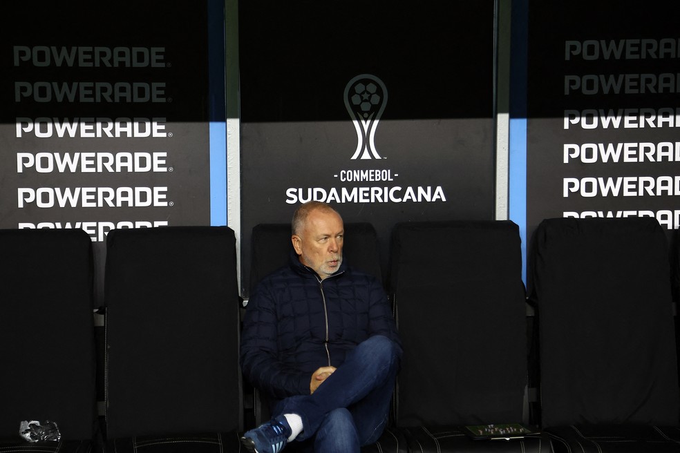 Mano Menezes em empate do Grêmio — Foto: Silvio Avila / AFP