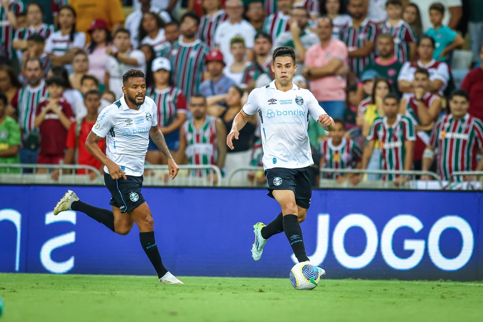Aravena é convocado para a seleção chilena para os jogos da Eliminatória da Copa do Mundo — Foto: Lucas Uebel/Grêmio FBPA