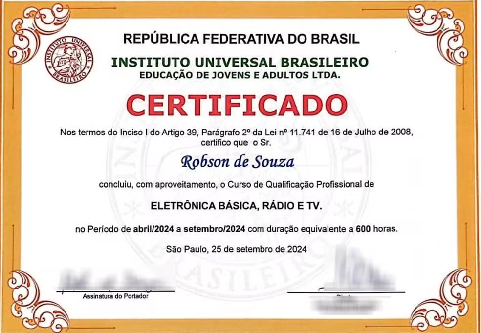 Robinho pede redução de pena após receber diploma por curso profissionalizante na prisão — Foto: Reprodução
