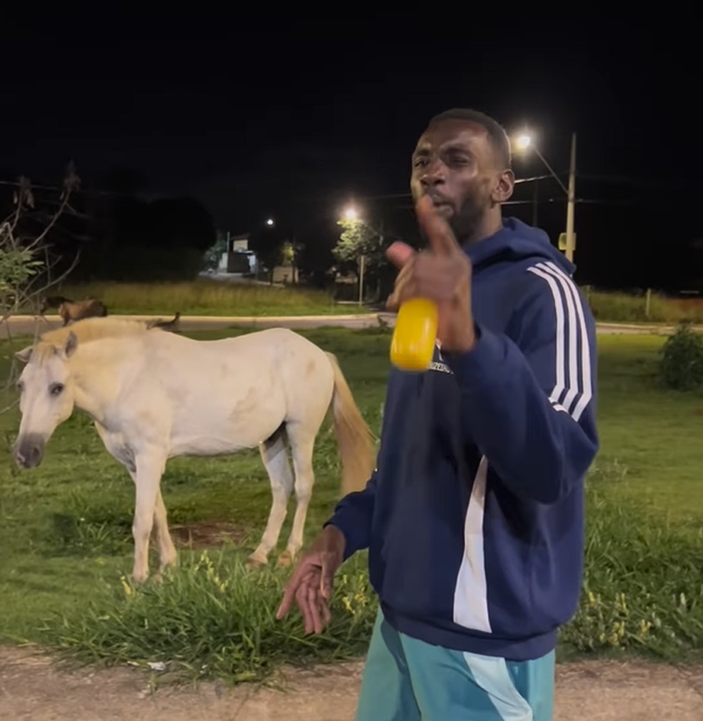 Bolasie faz vídeo ao lado de um cavalo nas redes sociais