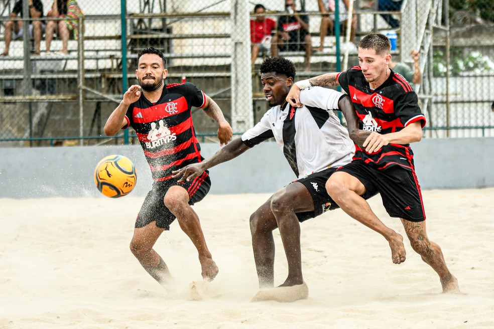 Flamengo x Vasco, pela Taça Cidade de Anchieta de futebol de areia — Foto: Léo Borges Fotografia