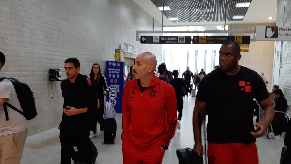 Pablo Fernández, preparador do Flamengo, chega ao Rio — Foto: Davi Barros / ge