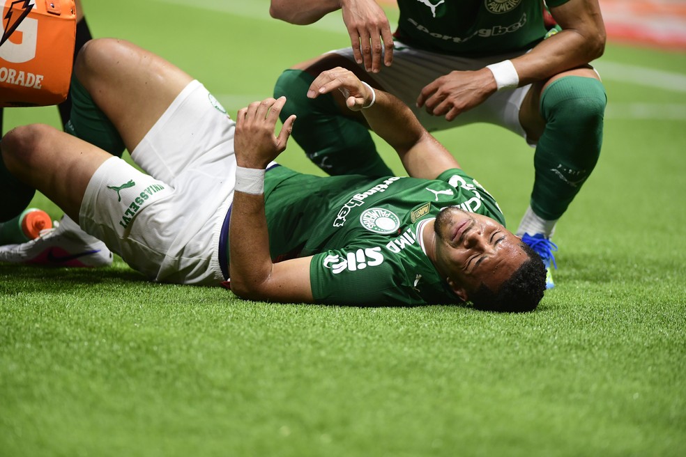 Vitor Roque se machuca durante Palmeiras x Jacuipense — Foto: Marcos Ribolli