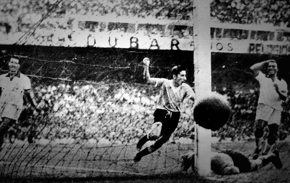 Gigghia comemora gol em Brasil 1 x 2 Uruguai, na última rodada do quadrangular final da Copa do Mundo de 1950 — Foto: Agência AP