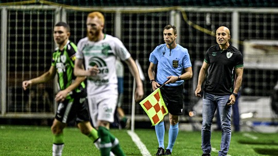 Técnico do América-MG quer time mais "efetivo" para a sequência da Série B
