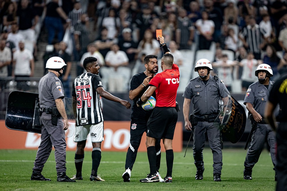 Antônio Oliveira esbraveja com o árbitro e leva cartão vermelho em Corinthians x Atlético-MG — Foto: Leonardo Lima/AGIF