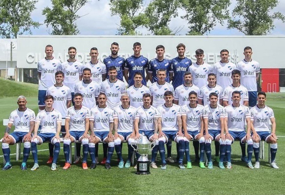 L&eacute;o Coelho, primeiro em p&eacute; &agrave; esquerda na foto oficial do t&iacute;tulo do Nacional-URU. &mdash; Foto: Divulga&ccedil;&atilde;o