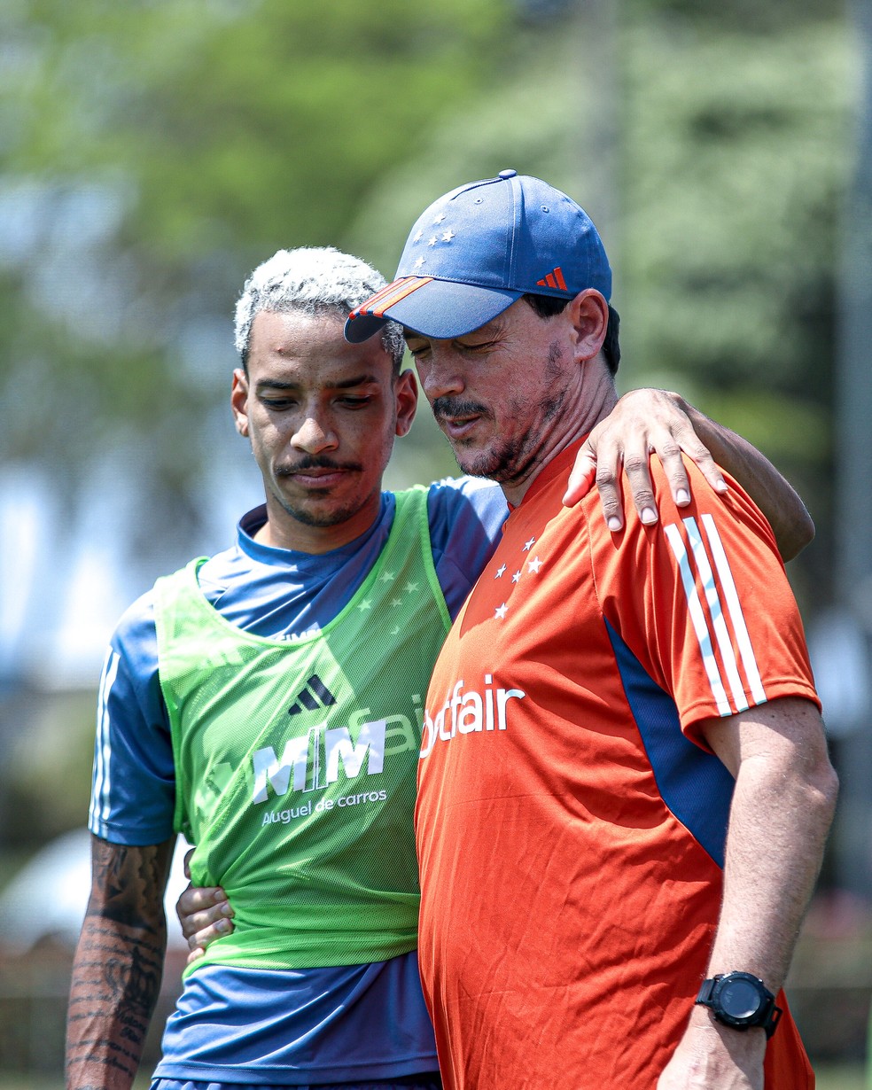 Matheus Pereira com Fernando Diniz em treino do Cruzeiro — Foto: Gustavo Aleixo