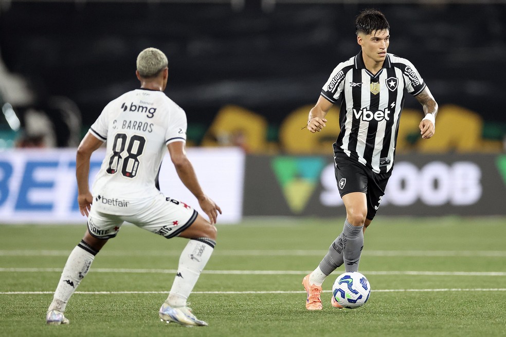 Joaquín Correa celebra lance pelo Botafogo