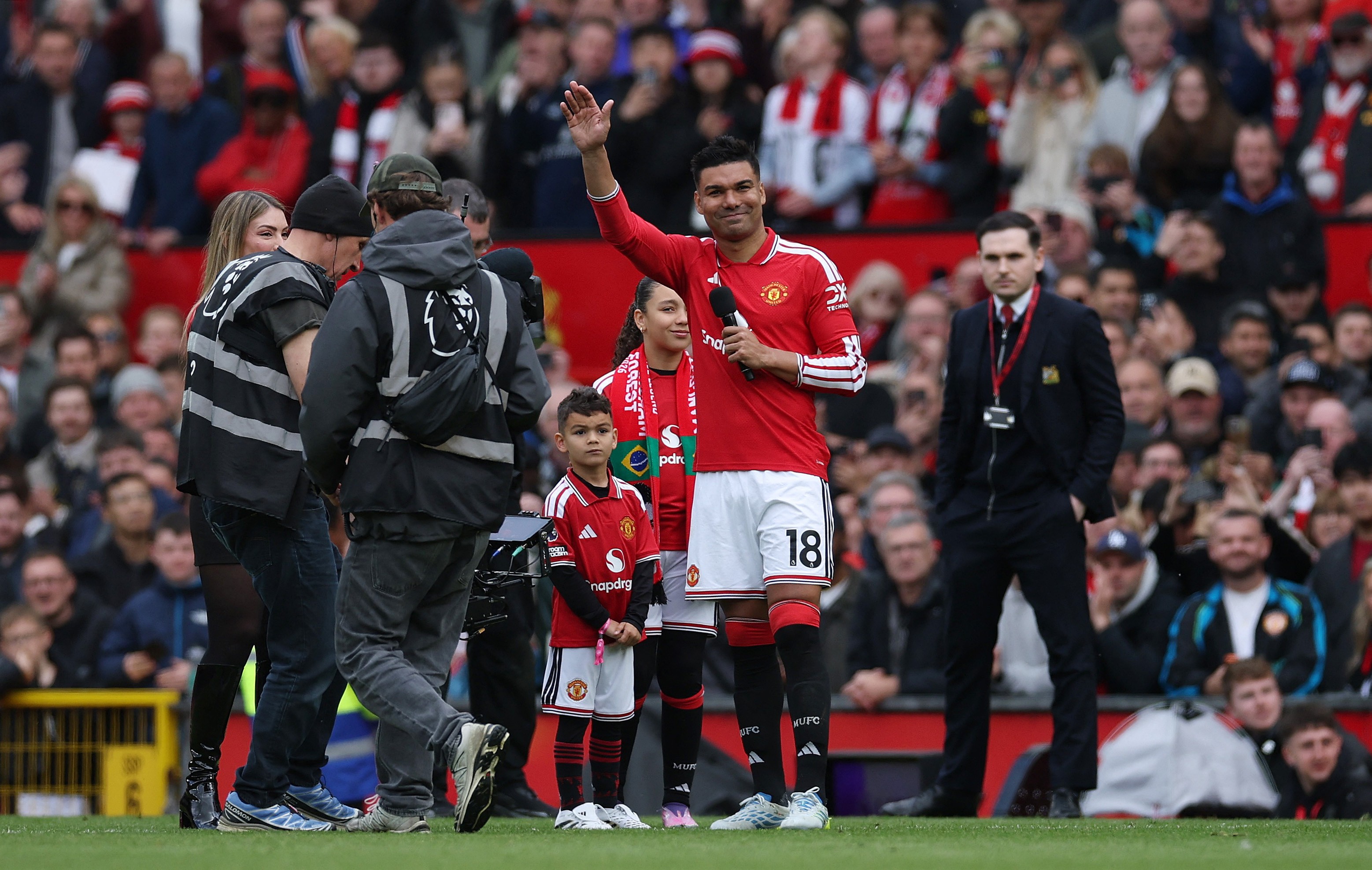 Casemiro se emociona em despedida e agradece à torcida do United: "A melhor coisa no clube são vocês"