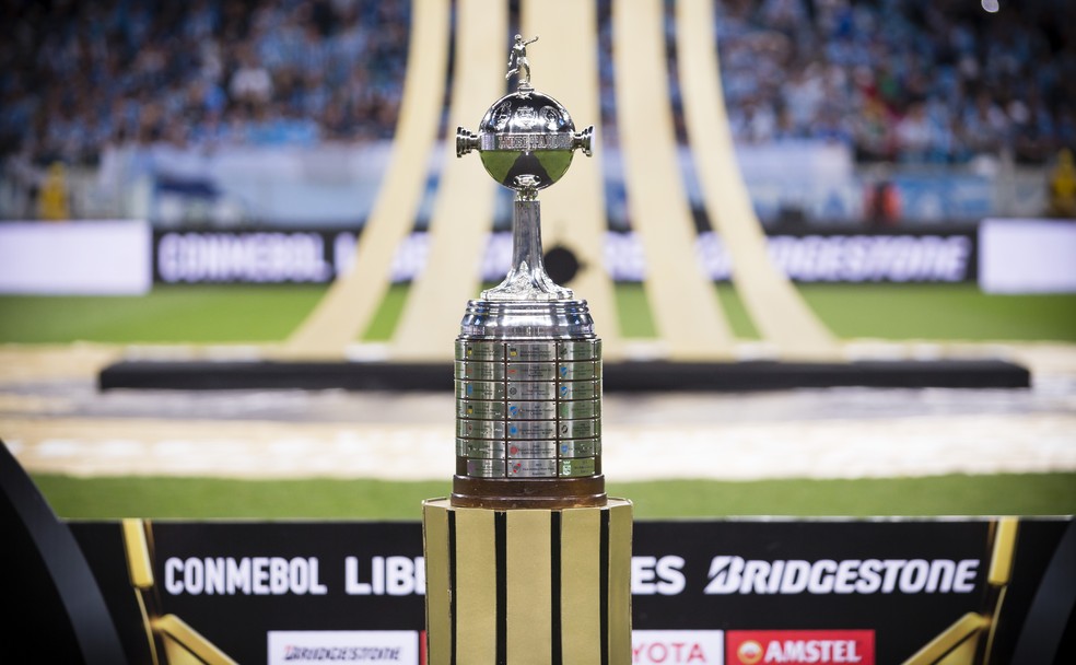Taça da Copa Libertadores — Foto: Jeferson Guareze/AGIF