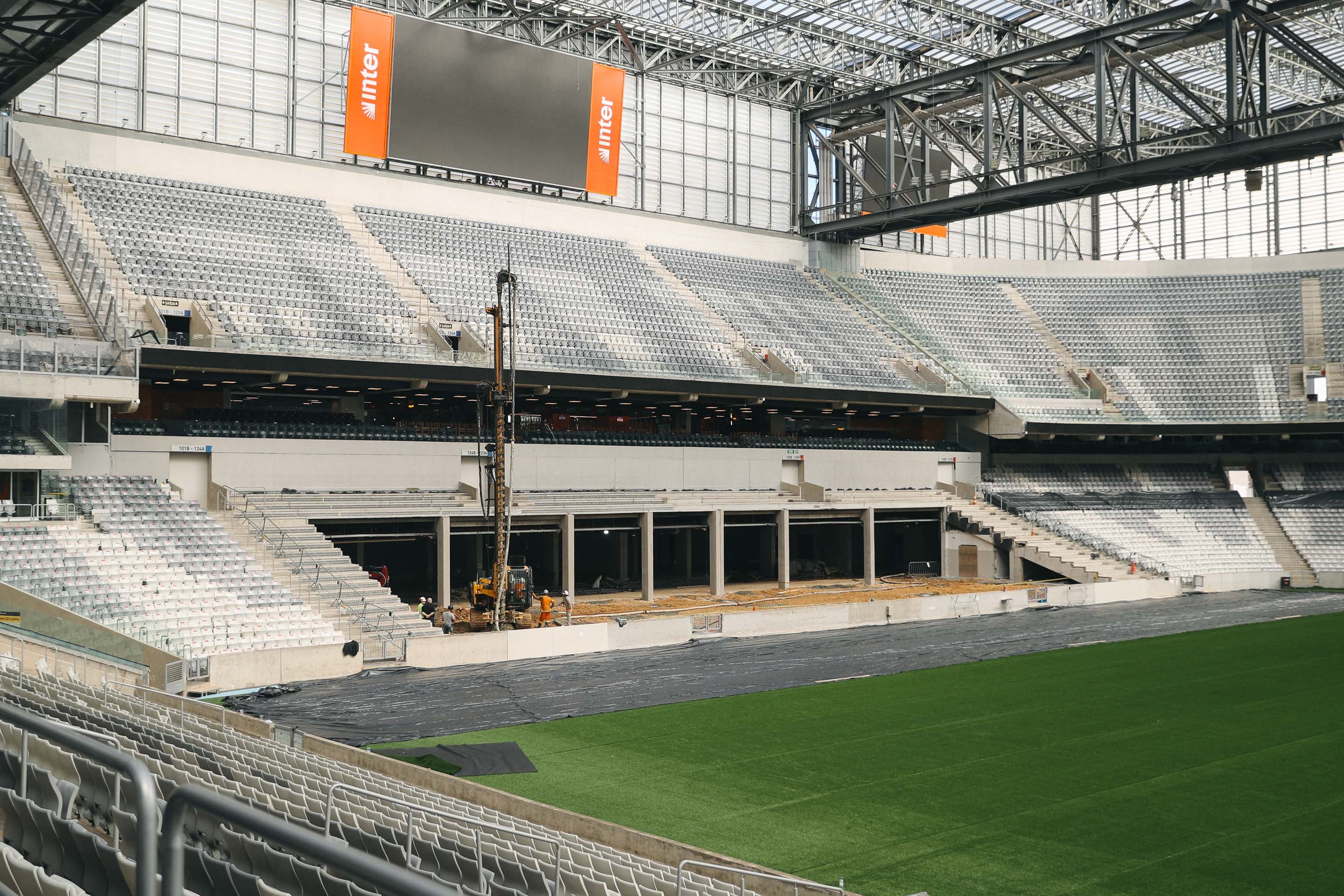 Athletico entra na fase final do novo gramado e atualiza obra na arquibancada da Arena; imagens