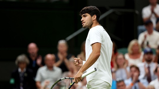 De virada, Alcaraz vence Rublev e avança às quartas em Wimbledon - Espanhol derrota o russo Andrey Rublev