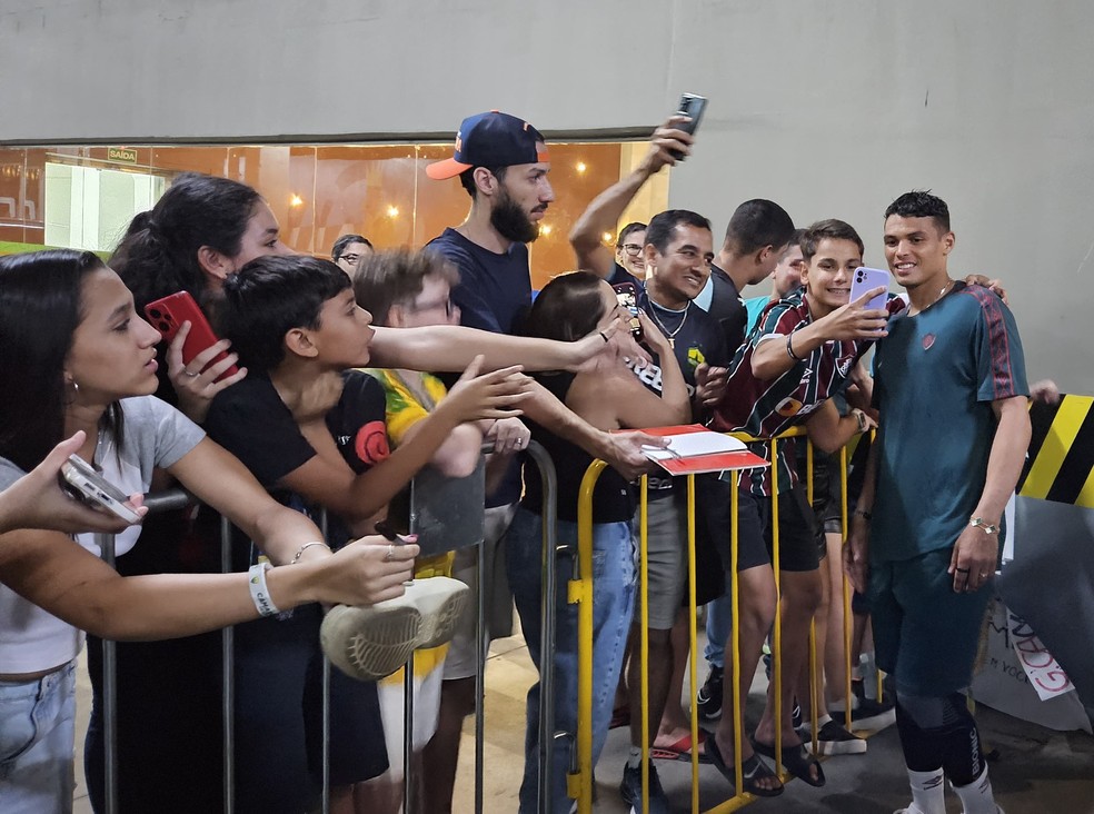Thiago Silva dando autgrafos e tirando fotos com torcedores  Foto: Marcello Neves/ge.globo