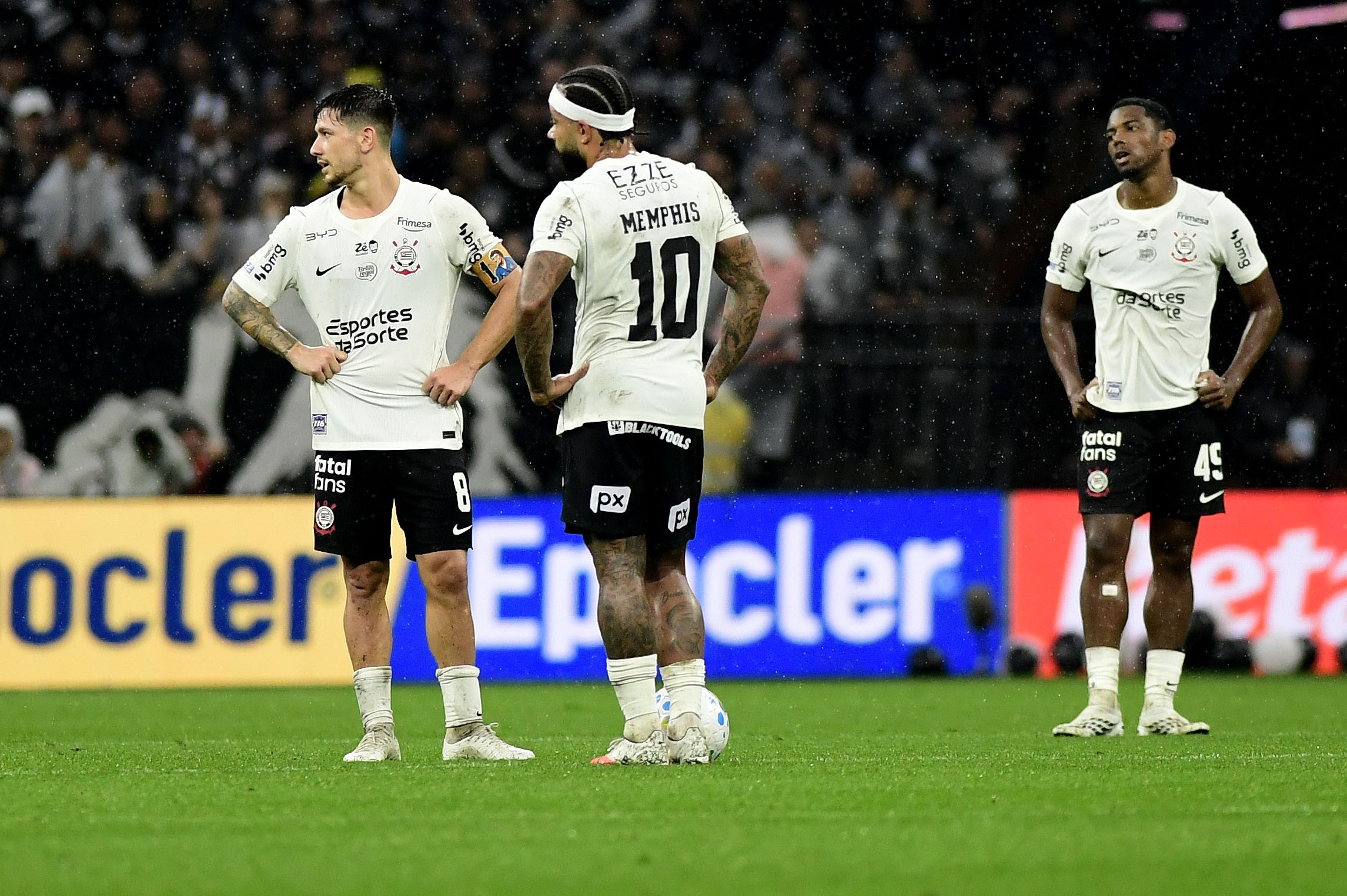 Corinthians enfrenta o Inter com 11 pendurados em risco para jogo contra o Palmeiras; veja lista
