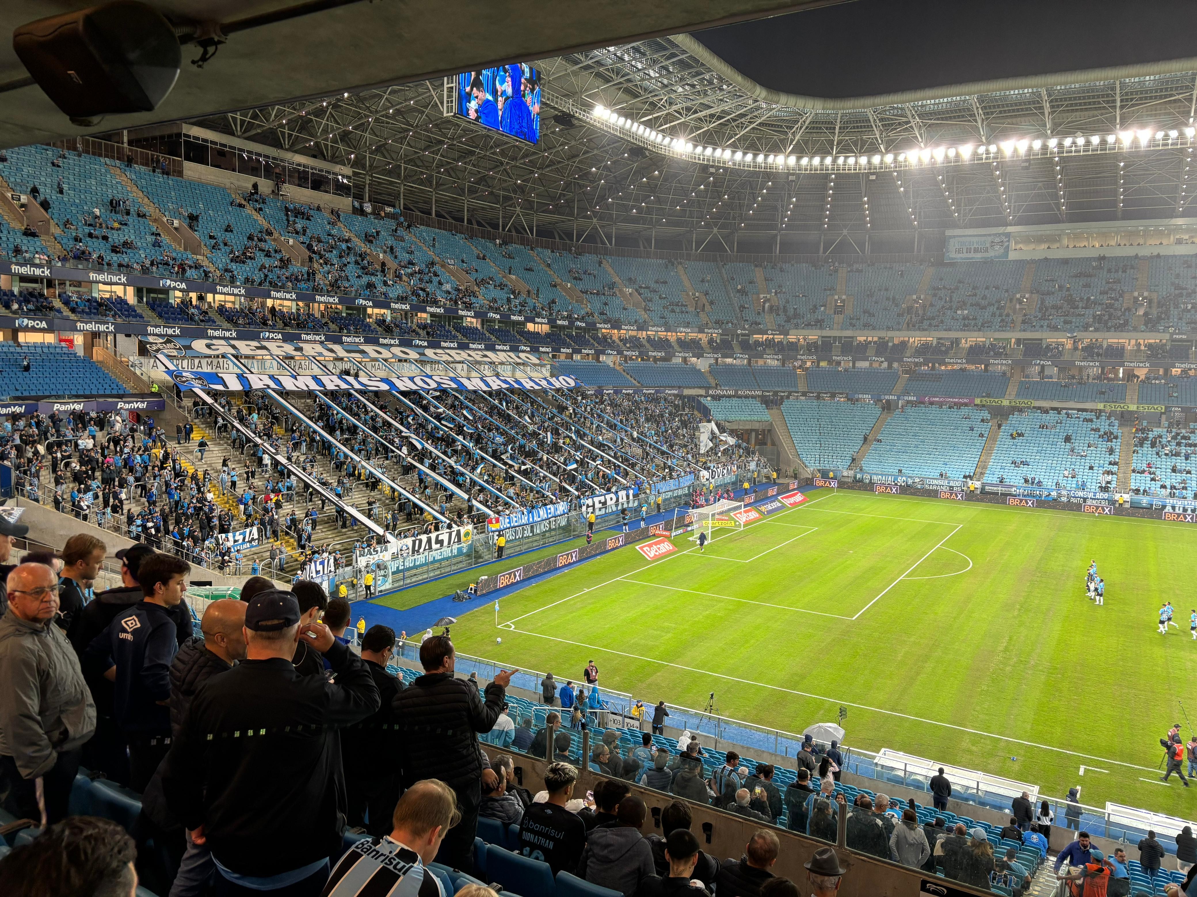 Arena do Grêmio sofre redução de público após saída de Suárez; entenda razões.