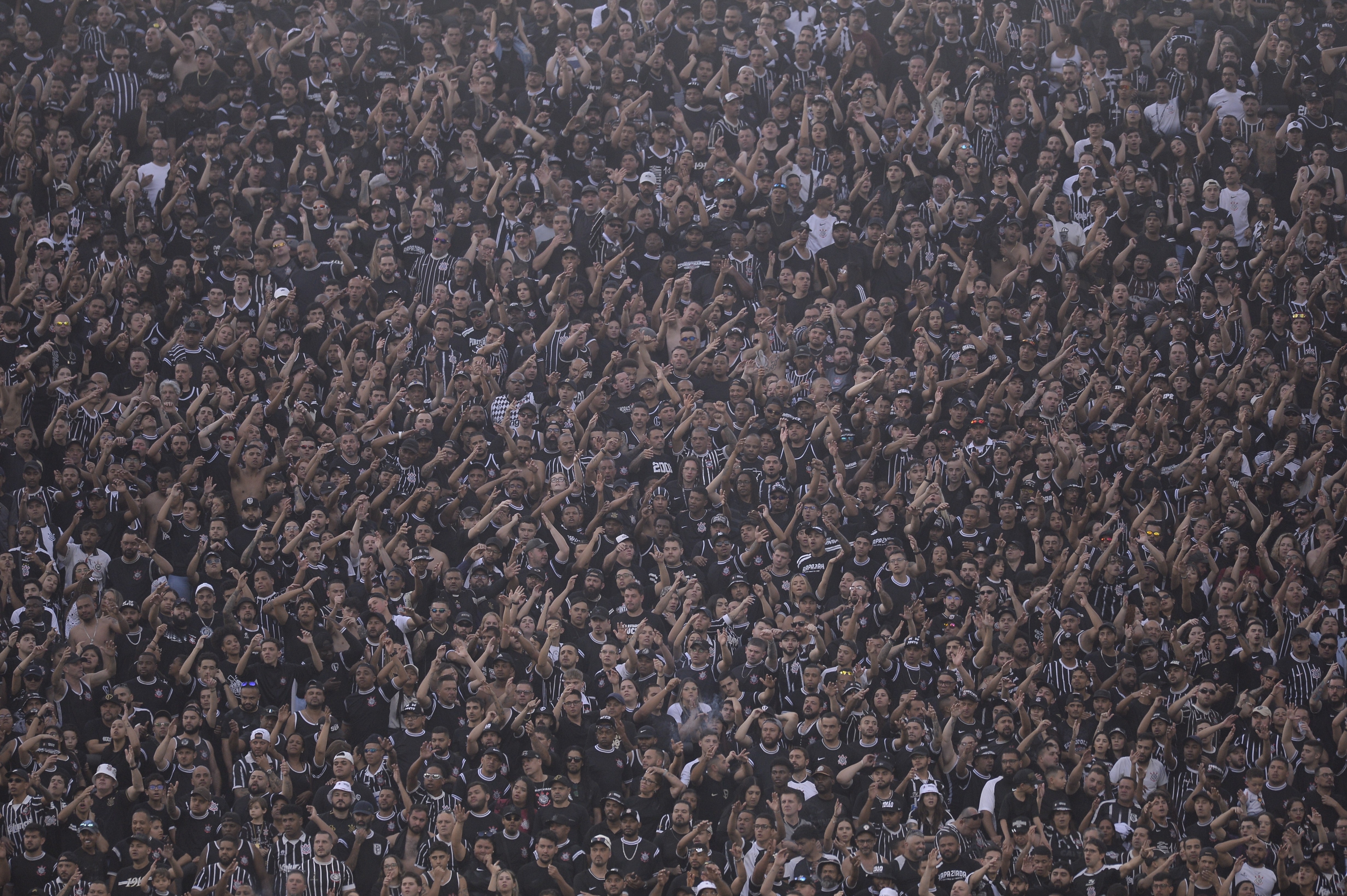 Cortesias, biometria e cambismo: o que explica queda de público nos jogos do Corinthians em Itaquera