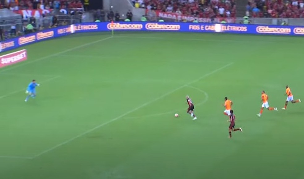 Arrascaeta saiu cara a cara com o goleiro, mas adiantou demais a bola � Foto: Reprodu��o