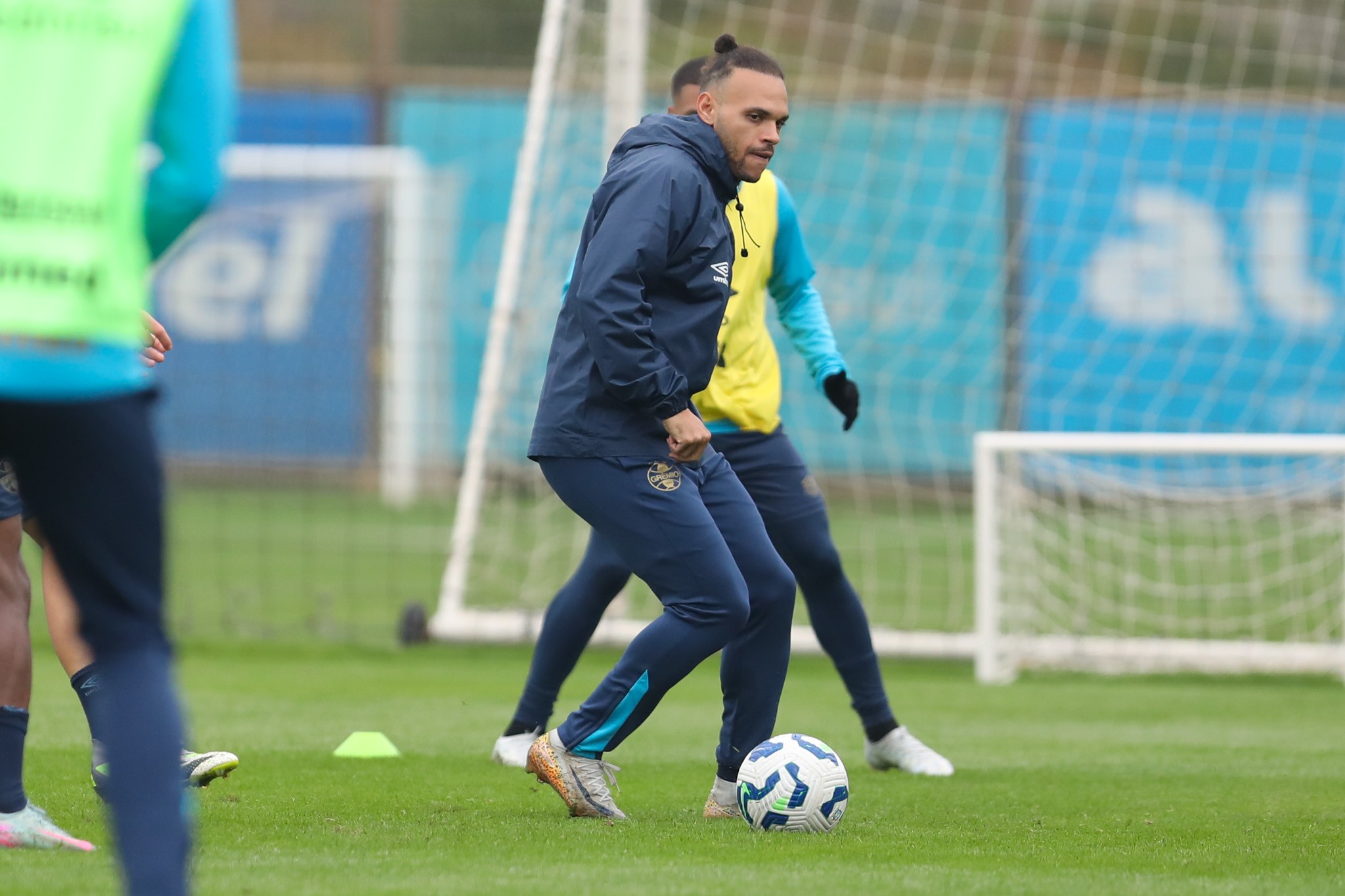 Braithwaite ausente em dois jogos importantes do Grêmio; veja relacionados.