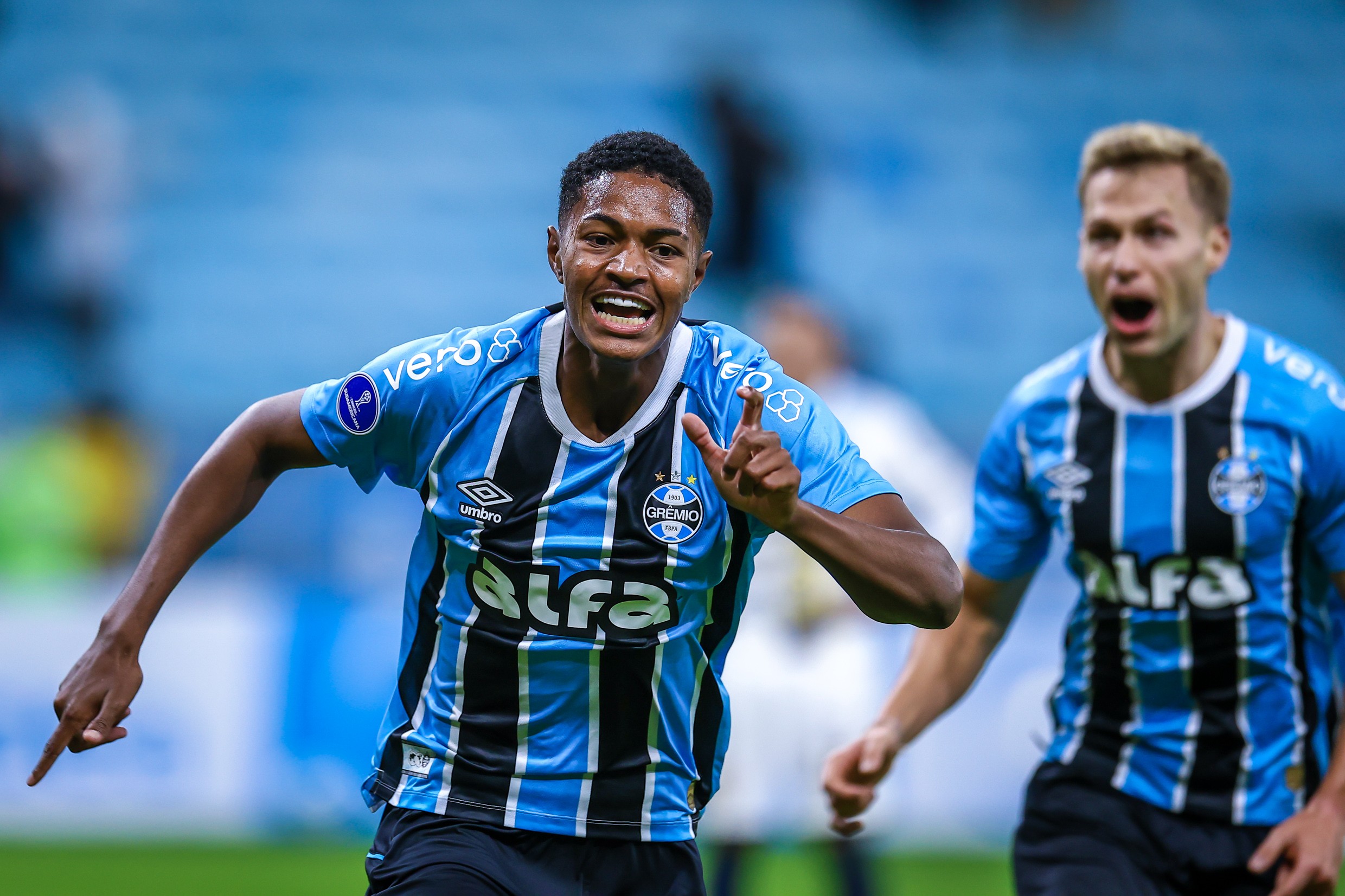 Grêmio renova contrato e promove meia titular em ascensão nos jogos recentes.