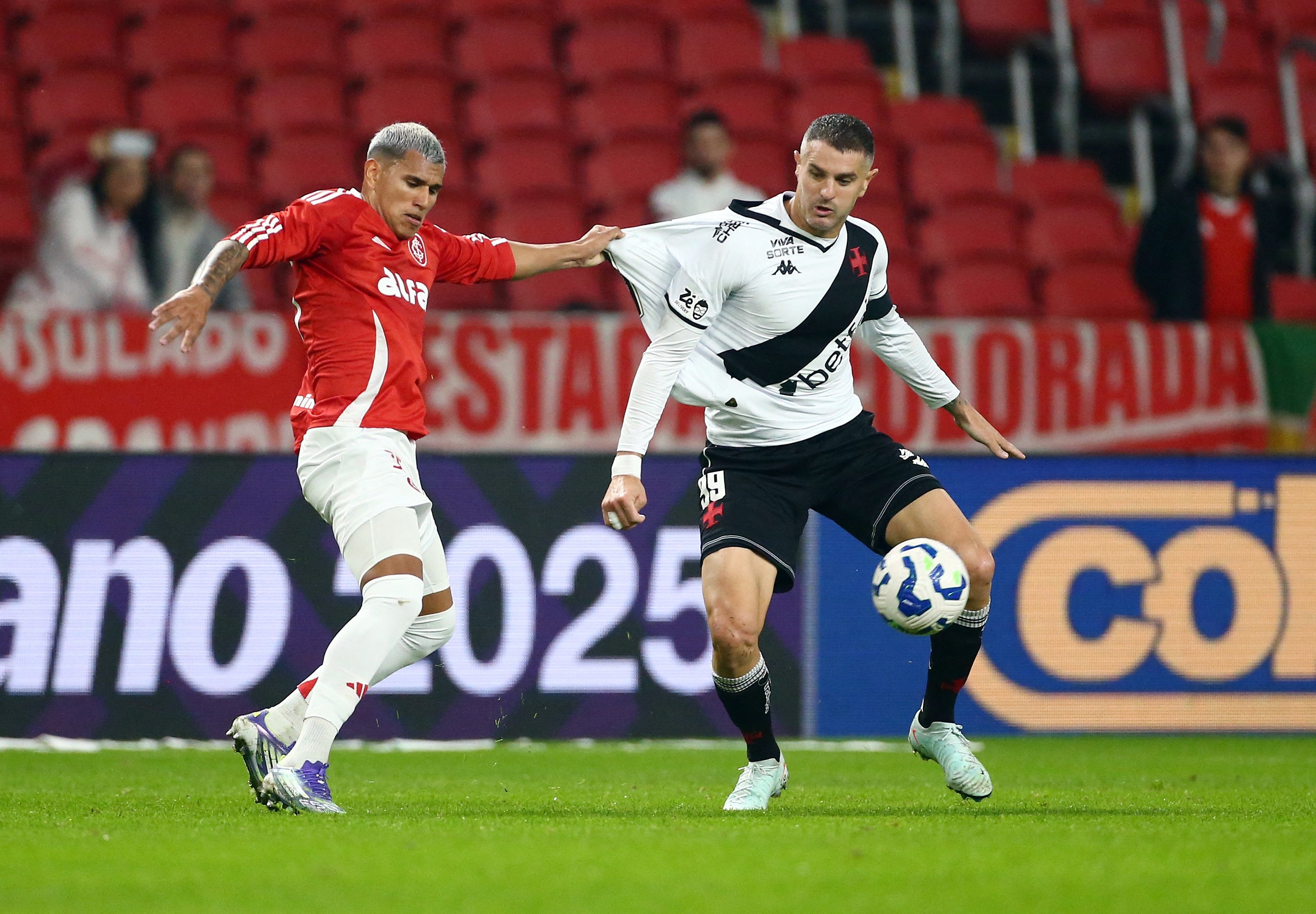 Vegetti dispara contra a arbitragem em Inter x Vasco: 