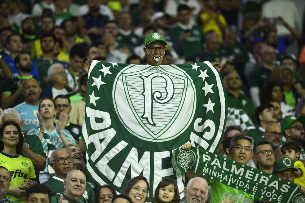 Torcida do Palmeiras em jogo no Allianz Parque, mostrando a atmosfera vibrante no estádio.