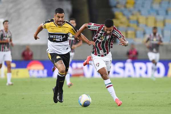 Criciúma pressiona o Grêmio no confronto pelo campeonato brasileiro.
