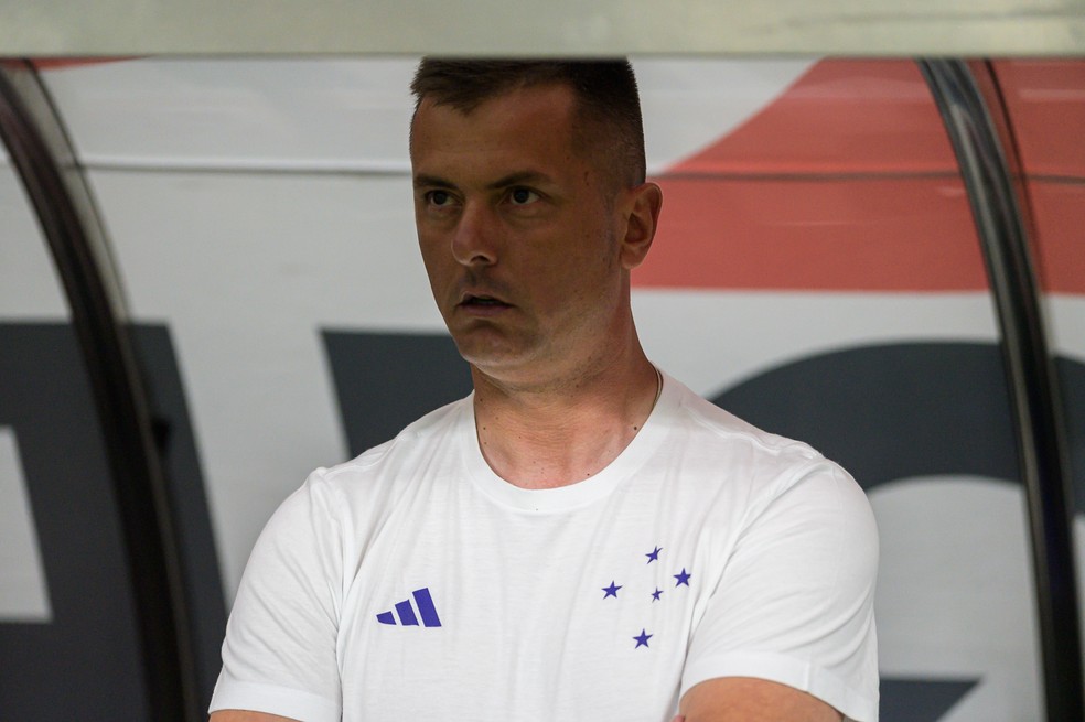 Samuel Correia, auxiliar técnico do Cruzeiro, durante a partida contra o Botafogo — Foto: Alessandra Torres/AGIF