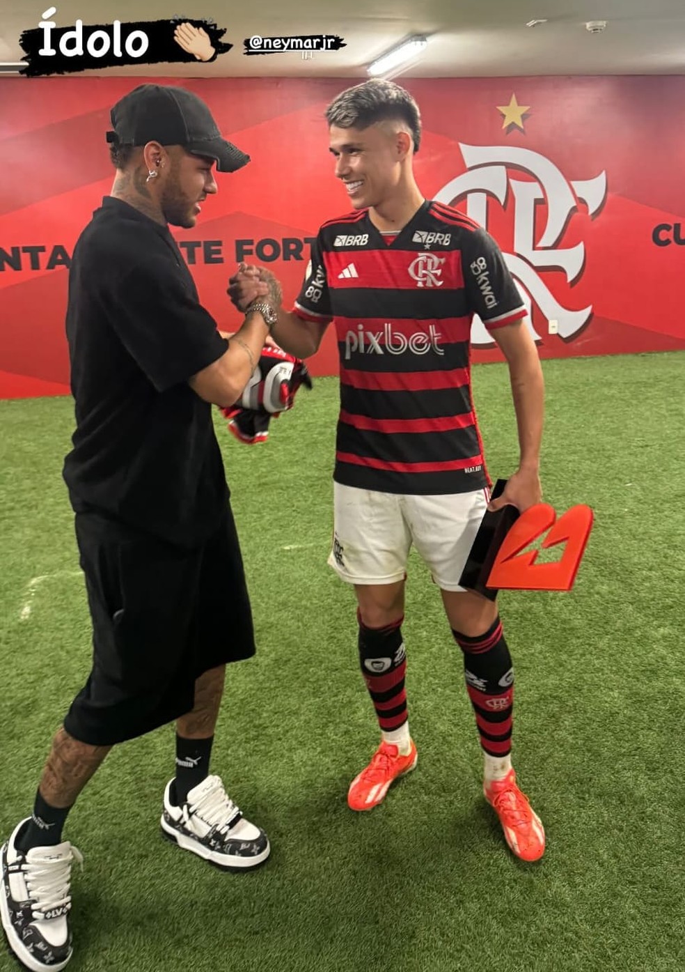 Luiz Araújo posta foto com Neymar no vestiário do Flamengo — Foto: Divulgação