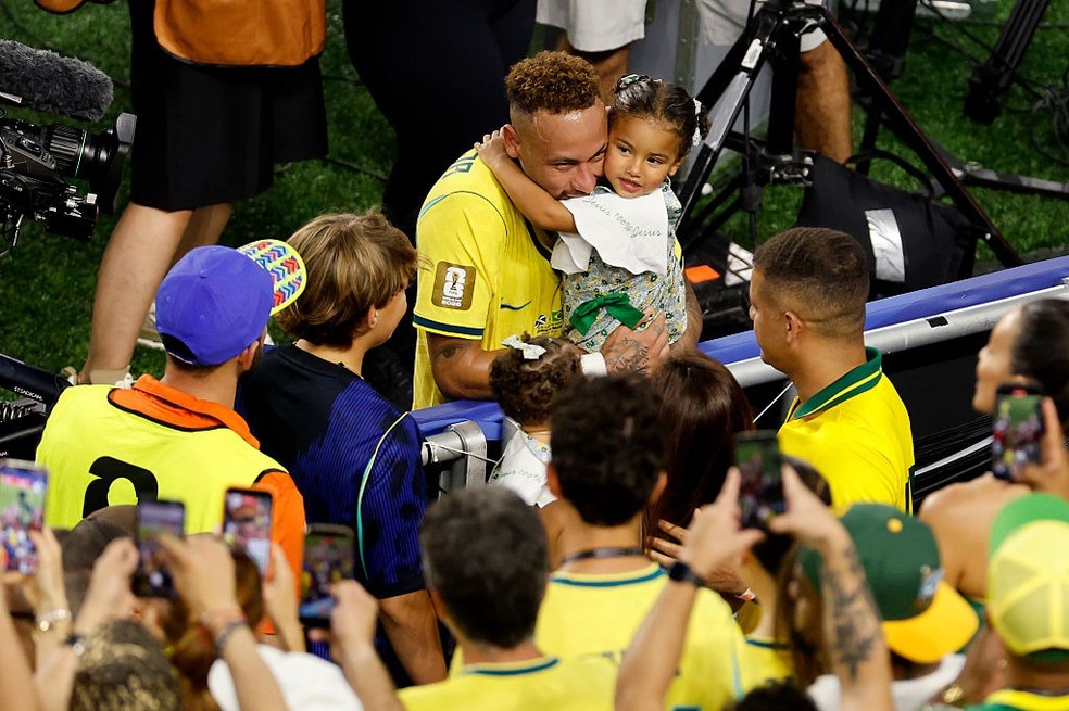 Neymar com a família após o jogo