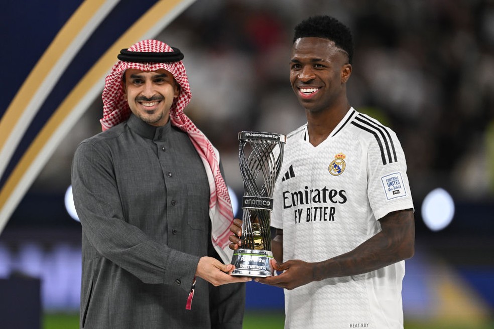 Vini Jr ao lado de Khalid Al Zamil, vice-presidente de Relações Públicas da Aramco — Foto: Getty Images