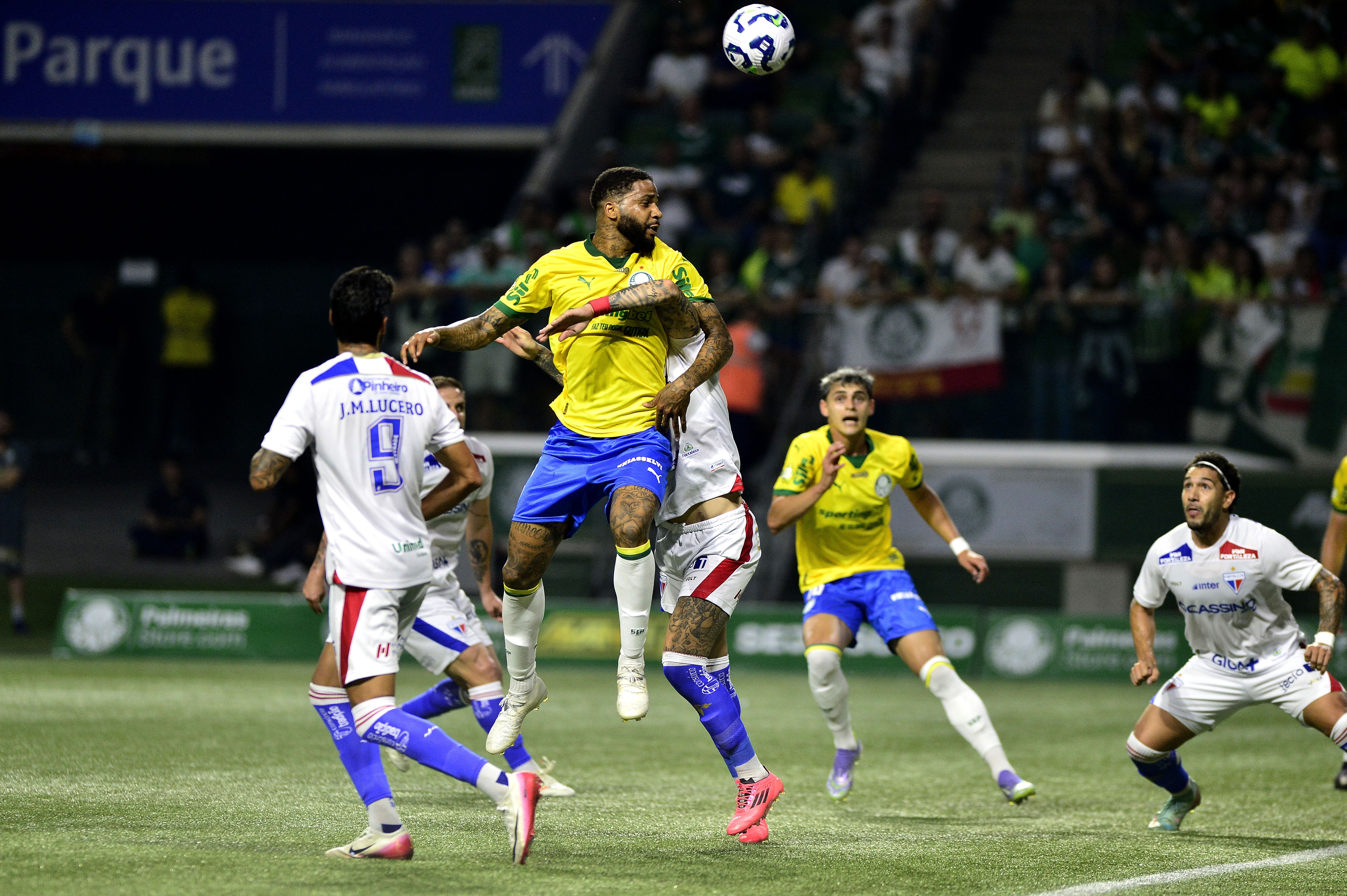 Palmeiras fecha empréstimo de Micael para o Inter Miami, onde Lionel Messi brilha