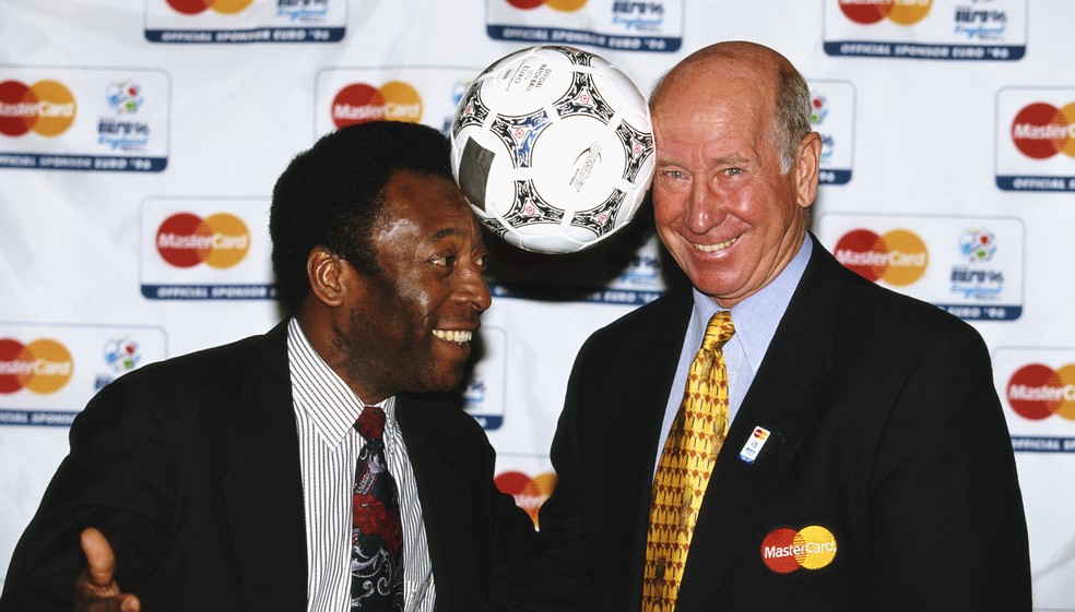 Pelé e Bobby Charlton: os dois ídolos do futebol mundial eram amigos — Foto: Allsport UK/Getty Images
