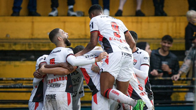 Vitória festeja gol contra o Criciúma