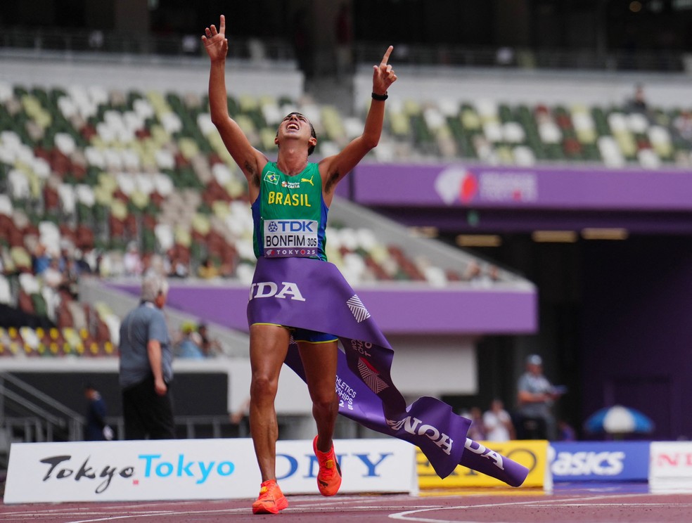 Brasileiro se emociona ao cruzar a linha de chegada em primeiro — Foto: Sarah Meyssonnier/Reuters
